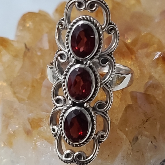 New*Vintage Style Garnet Trinity Ring - Picture 6 of 6